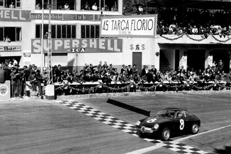 Viele Jahre waren Alfa Romeo und Abarth Sponsoren der Targa Florio. Sie wurde von 1906 bis 1977 meistens im Mai als wichtige internationale Veranstaltung teilweise mit WM-Status (Sportwagen-Weltmeisterschaft) durchgeführt. Sie ist somit noch älter als das Indianapolis 500. Seit 1978 wird sie als Rallye fortgeführt.  (Bild: FCA)