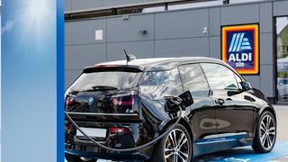 Dieses Bild wird es auf Supermarktparkplätzen in Deutschland wohl immer häufiger geben. (Bild: Aldi Süd)