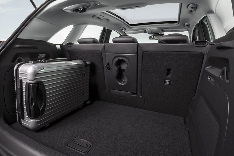 Das Platzangebot ist gut, auch im Kofferraum ist ausreichend Platz. (Opel)