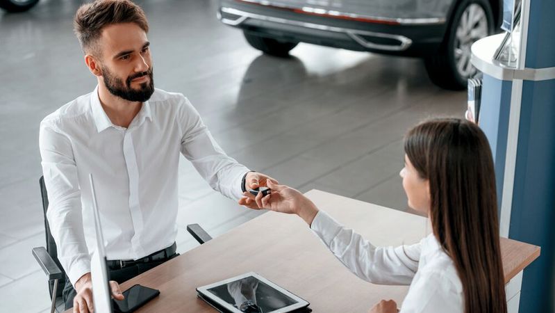 Serviceberaterinnen sind wichtige Ansprechpartner für die Kunden im Autohaus. Leider sind sie oft frustriert über zu wenig Unterstützung von ihren männlichen Kollegen, wenn Kunden sich ihnen gegenüber aggressiv verhalten oder ihre Kompetenz anzweifeln.(Bild:  standret - adobe.stock.com)