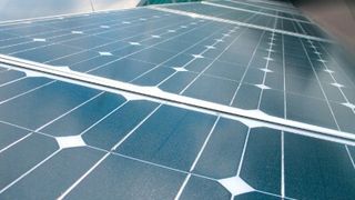 Solarstrom aus großen Photovoltaik-Anlagen verursacht keine erhöhte Netzbelalstung  (Foto: Jürgen Frey, pixelio.de)