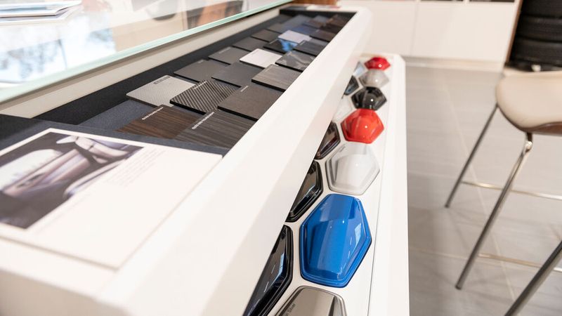 Bei diesem Center-Konzept spielt vor allem die Individualisierung der Modelle eine Rolle, zum Beispiel durch besondere Lackierungen. (Bild: Schneider-Gruppe)