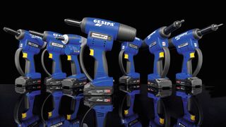 Von Gesipa ist die Bird Pro-Serie, welche sowohl Blindniet- als auch Blindnietmutternsetzgeräte umfasst, mit einem leistungsstarken und langlebigen CAS-Akku ausgestattet. (Bild: Gesipa)