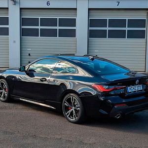 Die gelungenen Proportionen des Zweitürers werden vor allem in der Ansicht von schräg hinten deutlich. (Bild:  Rosenow – »kfz-betrieb«)