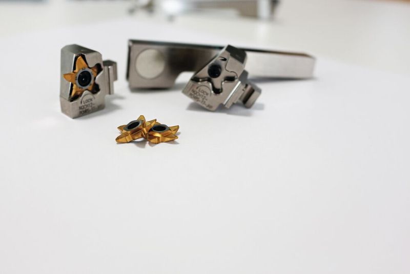 Dank des abnehmbaren Werkzeugkopfs läuft der Schneidenwechsel schnell und bedienerfreundlich. Der Werker entnimmt nur den Werkzeugkopf, dreht die «Penta 17»-Platte ausserhalb der Maschine eine Schneide weiter und setzt den Kopf wieder ein. (Bild: Iscar)