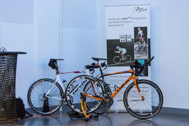 Rad-Champion Pierre Bischoff hatte ultraleichte Fahrradkomponenten aus Carbon mitgebracht. (Stefan Bausewein)
