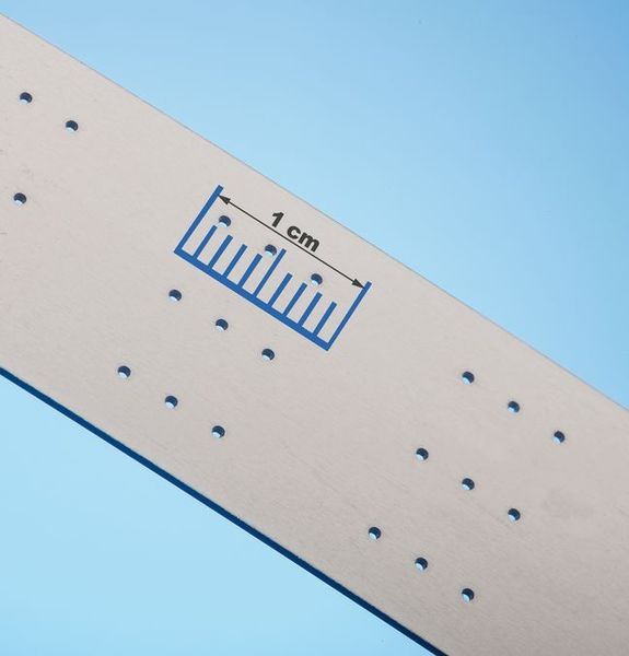 Löcher mit Abmessungen in einer Größenordnung von 0,6 mm können mit nahezu beliebiger Kontur auch in hochfesten Blechen hergestellt werden. (Bild: Lochanstalt Aherhammer)