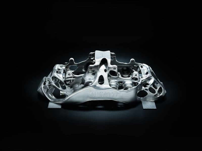 Entwickelt von Bugatti: Dieser 8-Kolben-Monoblock-Bremssattel ist weltweit der erste Bremssattel aus dem 3D-Drucker und gleichzeitig  das größte generativ gefertigte  Funktionsbauteil aus Titan. (Bugatti Automobiles S.A.S.)