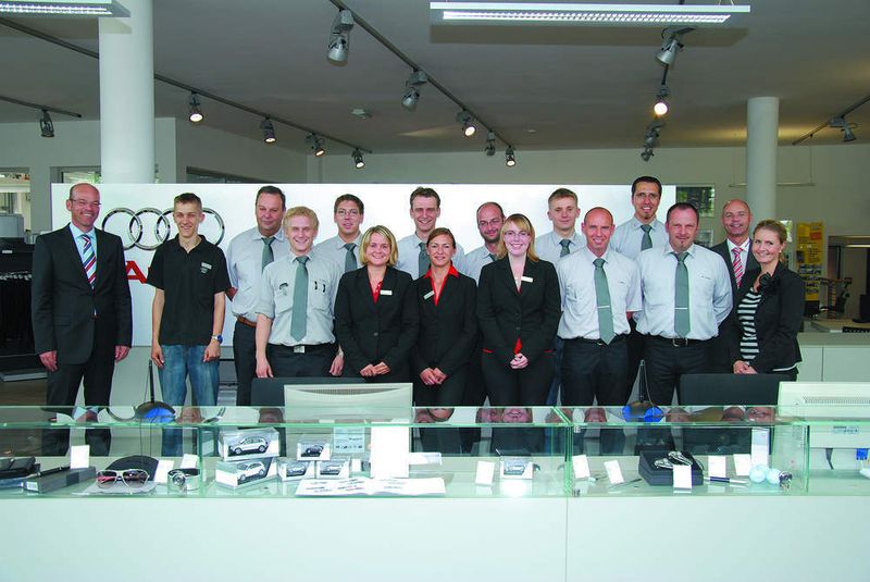 Die Servicemitarbeiter des Audi-Zentrums, eingerahmt von Geschäftsführer Christian Wieser (li.) und Serviceleiter Marius Kiesel (2. v. re.) (Archiv: Vogel Business Media)