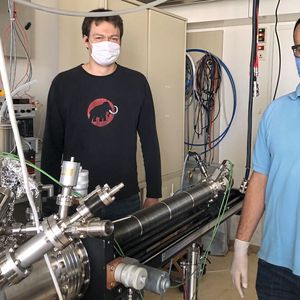 Martin Setvin und Igor Sokolovic im Labor(Bild:  TU Wien)