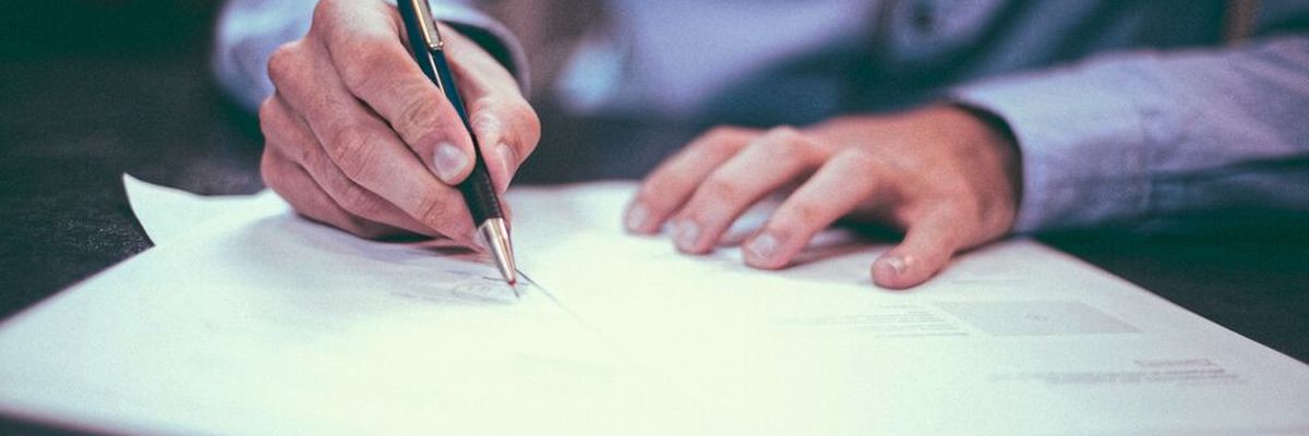 Welche Kaufverträge werden in diesem oder im nächsten Jahr noch unterschrieben? Markt- und Branchenkenner rechnen damit, dass das Tempo der Übernahmen im Kfz-Gewerbe – gerade auch durch ausländische Investoren – anziehen wird. (Bild: Scott Graham/Unsplash.com)