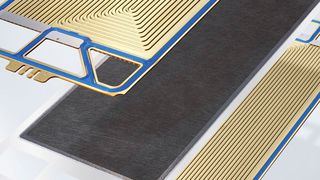 Die dünne Kunststofffolie in der Mitte ist die „Protonen-Austausch-Membran“. Die Membran ist beidseitig beschichtet mit einer Katalysatorschicht und einer gasdurchlässigen Elektrode. Umgeben ist die Membran von zwei so genannten Bipolarplatten, in die Gaskanäle eingefräst sind. Durch die Gaskanäle strömt auf der einen Seite Wasserstoff und auf der anderen Seite Sauerstoff. Viele dieser einzelnen hintereinander geschalteten Brennstoffzellen ergeben einen Brennstoffzellen-Stapel (Stack). (Daimler)