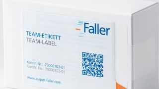Das Team-Label der August-Faller GmbH ermöglicht die Einsicht in wichtige Informationen des Arzneimittels, ohne die Erstöffnungsgarantie zu zerstören. (August Faller)
