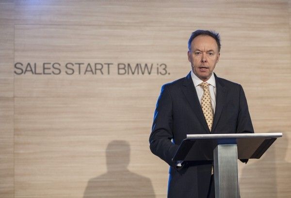 Dr. Ian Robertson, Mitglied des Vorstands der BMW AG, Vertrieb und Marketing BMW, kündigt den Marktstart des BMW i3 an. (Bild: BMW)