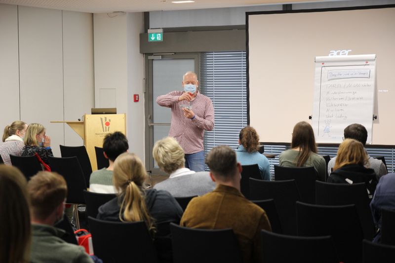 Wenn die Taschen bereits mit Katalogen und Give-Aways gefüllt sind, kann man auch noch den Kopf füllen. Dutzende Fachvorträge vermitteln über den Tag verteilt Expertenwissen, etwa zur korrekten Nutzung von Laborwaagen. Vasco Engelhardt von Sartorius hat dazu sogar das Innenleben einer Waage zu Anschauungszwecken mitgebracht.  Weitere Infos zu den kommenden LAB-SUPPLY-Messen finden Sie auf www.lab-supply.info.  (LABORPRAXIS, C. Lüttmann)
