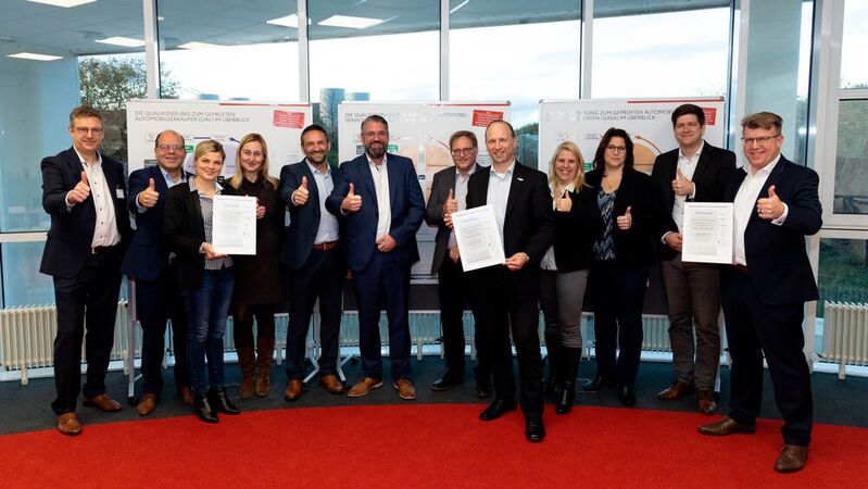 Freude über die Zertifizierung: Vertreter von Toyota Deutschland und dem Zertifizierungskreis der Gütegemeinschaft Autoberufe. 