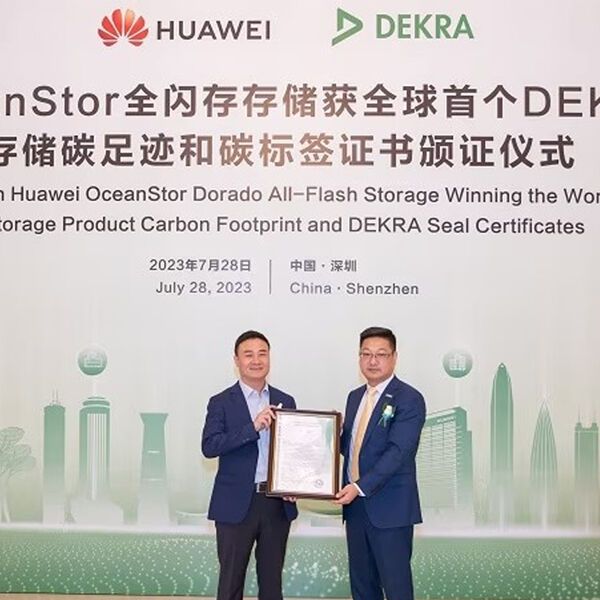 Pang Xin, Vice President der Huawei Data Storage Production Line (l.), und Frank Hua, Vice President für Automotive- und Industriedienstleistungen bei Dekra China, bei der offiziellen Verkündung der Zertifizierungen.