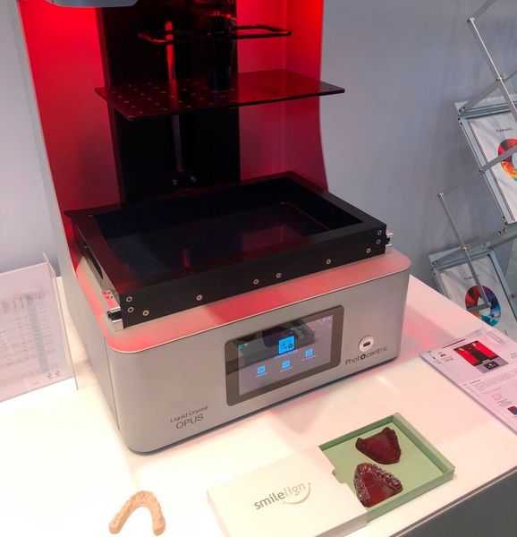Der neue 3D-Drucker Liquid Crystal Opus von Photocentric ist in der Lage, präzise Drucke für viele verschiedene Anwendungen wie etwa Zahnmodelle oder Skibrillen herzustellen. Für den  Druckprozess wird die Stereolithographie-Technologie genutzt. (Bild: J.Hoher / VCG)