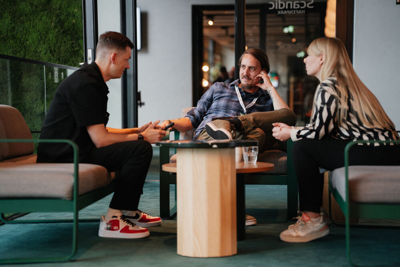 In entspannter Atmosphäre tauschen sich die Teilnehmer über die Themen und Vorträge des Tages aus. (Bild: Manuel Emme Fotografie / Vogel IT-Akademie)