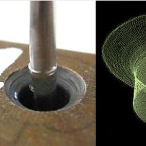 Das 3D-Inline-Prüfsystem von Mesure-Systems-3D inspiziert beispielsweise Innengewinde in Bohrungen. Innere Formdefekte werden mit einer Präzision von bis zu 1 µm innerhalb weniger Sekunden entdeckt.