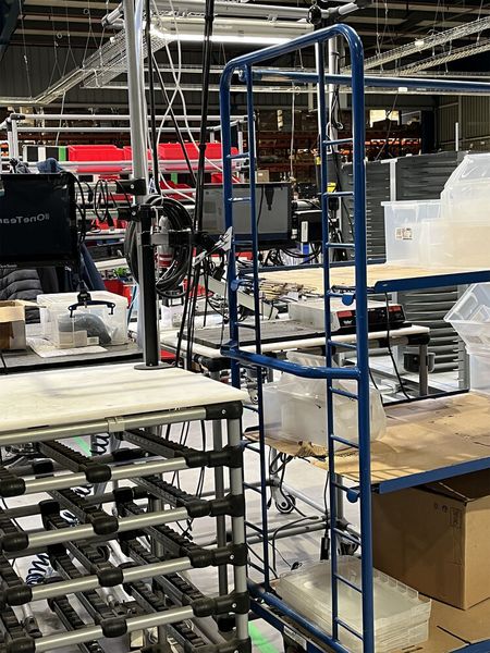 OVHcloud fertigt rund 30 verschiedene Servervarianten, obwohl alle Rechner in den eigenen Rechenzentren landen. Alledings gibt es einen nennenswerten Anteil an Bare-Metal-Servern, die den Kundenwünschen gemäß ausgestattet werden.  (Bild: Ostler/Vogel IT-Medien GmbH)