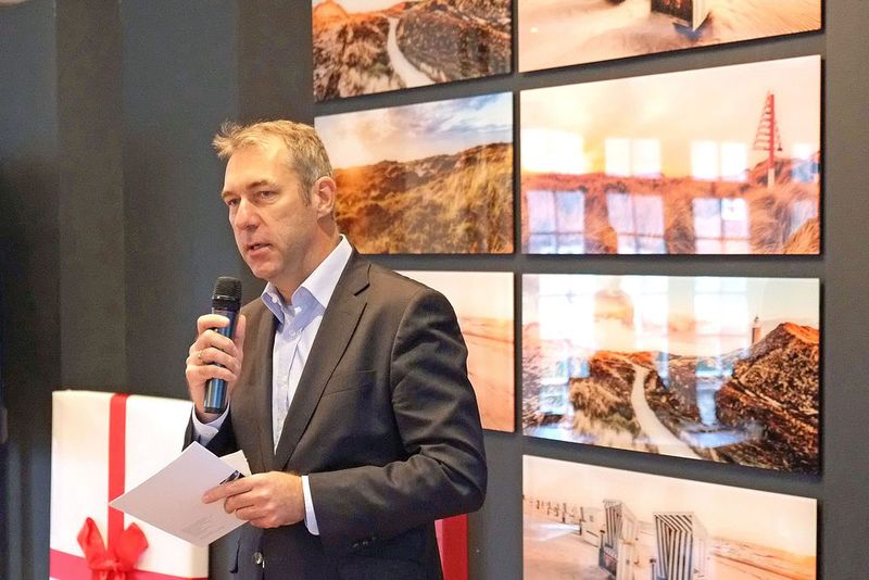 BDK, DAT, Fuchs Schmierstoffe, Nürnberger, TÜV Nord  –  fehlen dürfen auch die Sponsoren nicht. Sie sind es schließlich, die die Herbstakademie alle zwei Jahre überhaupt ermöglichen. Persönlich auf die Insel angereist sind unter anderem: Christian Barthels von der Bank Deutsches Kraftfahrzeuggewerbe (BDK), … (Zietz / »kfz-betrieb«)