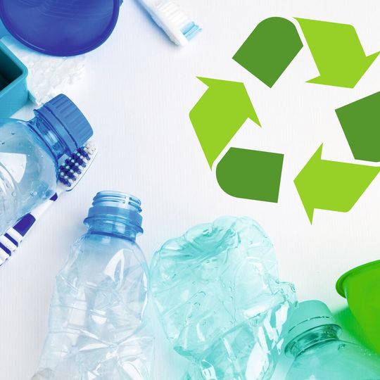 Abb.1: Der Recycling-Kreislauf von Kunststoffen führt nur zu hochwertigen Rezyklaten, wenn die Materialien sortenrein sortiert und richtig verarbeitet wurden. Hierfür ist eine zuverlässige Qualitätskontrolle unerlässlich. Abb.1: Der Recycling-Kreislauf von Kunststoffen führt nur zu hochwertigen Rezyklaten, wenn die Materialien sortenrein sortiert und richtig verarbeitet wurden. Hierfür ist eine zuverlässige Qualitätskontrolle unerlässlich.