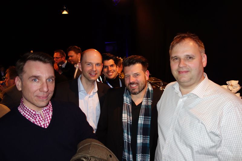 (v. l.) Guido Heseler, Sharkoon, Stefan Reinhardt, Thermaltake, Thorsten Schick, Sharkoon, und Hartmut Beier, Listan, freuen sich gleich auf das Sushi. (Bild: IT-BUSINESS)