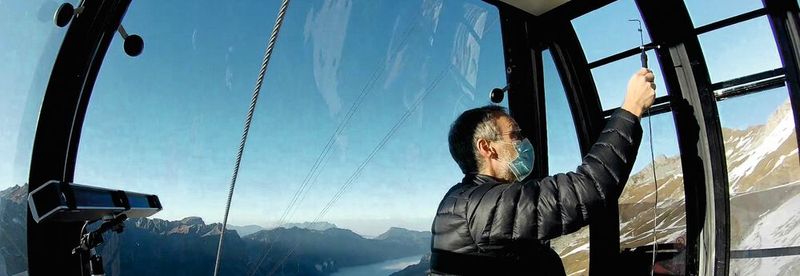Aerodynamik in der Kabine: An den Fenstern misst ein Spezialist die Luftströme mithilfe von Luftdrucksensoren. Aerodynamik in der Kabine: An den Fenstern misst ein Spezialist die Luftströme mithilfe von Luftdrucksensoren.