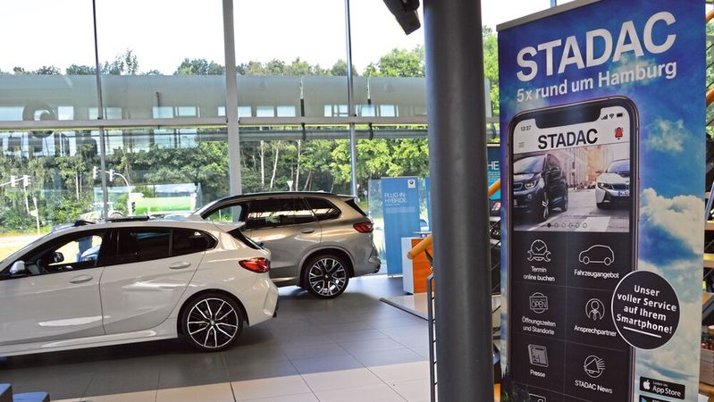 Teil der digitalen Servicestrategie „Connected by Heart“: Die STADAC-App bündelt alle relevanten Service- und Fahrzeuginformationen und ermöglicht die Terminbuchung.(Bild:  Karin Bayha)