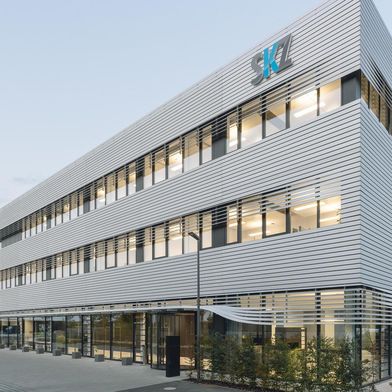 Ein Großteil der SKZ-Fachtagungen findet in den modernen Räumlichkeiten der SKZ-Modellfabrik in Würzburg statt. (Bild: SKZ)