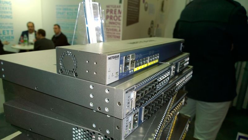 Der M4200 kann nicht nur im Rack eingebaut werden, er ist kompakt genug für die Montage an der Wand oder über einer abgehängten Decke. So kann er als Verteiler für mehrere WLAN-AC-Access-Points dienen. (Bild: Vogel IT)