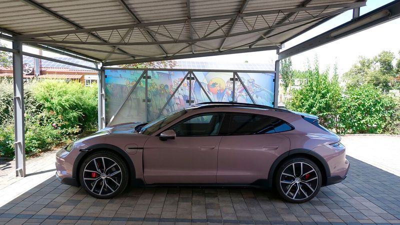 1. Die Fahrleistungen: Trotz der dezenten SUV-Elemente geht es auch bei der Variante Cross Turismo des Porsche Taycan in erster Linie um hohe Fahrdynamik. Obwohl es sich beim Testwagen mit 4S um die zweitschwächste Motorisierung handelt, hat der Taycan auch damit schon maximal 440 kW/598 PS (bei Boost-Betrieb) und ein Drehmoment von 710 Newtonmetern zu bieten. Für die beiden permanenterregten Synchronmaschinen stellen die 2.280 Kilogramm Leermasse plus drei erwachsene Fahrgäste und deren umfangreiches Reisegepäck nur ein Spielzeug dar. (Bild: Rosenow – VCG)