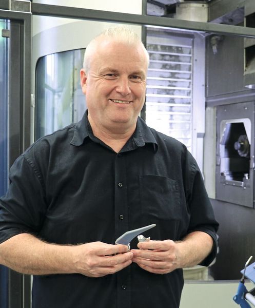 Frank Fedtke gehört zum R&D-Team der Aesculap AG: „Das CAM-System Hypermill ist mit seinen vielfältigen 5-Achs-Strategien und Automatisierungsmöglichkeiten für unseren Prototypen- und Werkzeugbau optimal.“ (Bild: Open Mind)