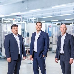 Neuer CTO/COO: Frank Konrad (links), CEO der Hahn Automation, hat zum 1.2.2022 zusätzlich die Funktion des CTO/COOs übernommen. Der Gesellschafter trägt somit die Verantwortung für die technische und prozessuale Steuerung der gesamten Hahn Group.(Bild:  Hahn Group)