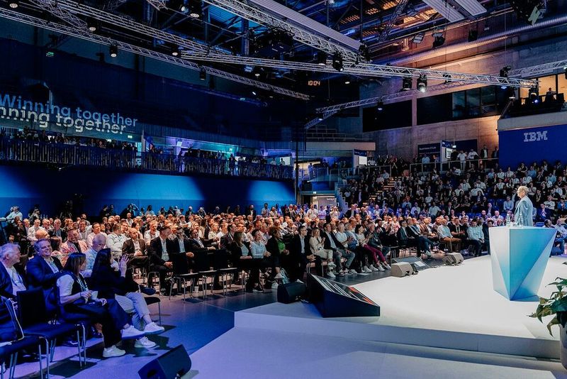 Das Publikum war zur SNP Transformation World zahlreich erschienen, ebenso viele Partner und Kunden.  (Bild: SNP)