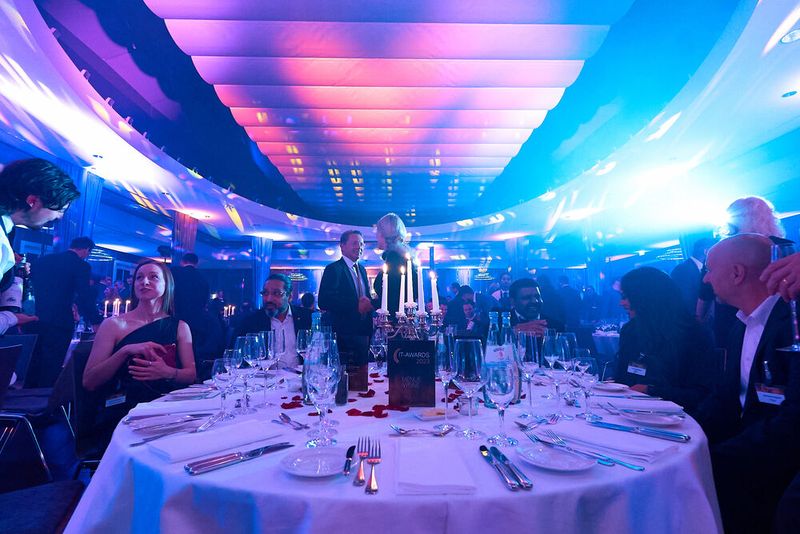 ... und die Gäste verteilen sich an den Tischen. (Bild: krassevideos.de / VIT)