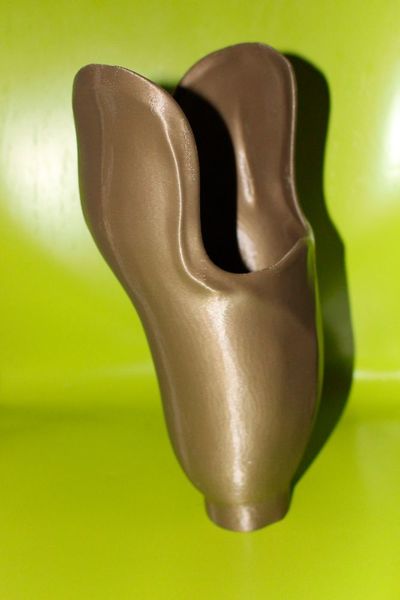 Durch den weiten Bauraum des Delta-Towers lassen sich selbst größere Prothesen, Schienen oder andere Medizinprodukte in einem Stück drucken. (Bild: Picco's 3D World)