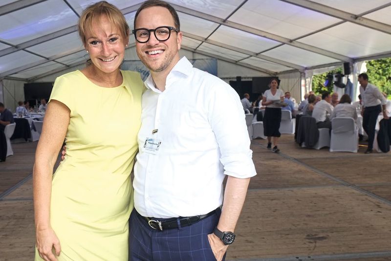 BFC-Schulleiterin Sylvia Gerl mit Philipp Kroschke (Kroschke GmbH). (Zietz/»kfz-betrieb)