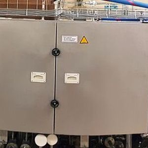 Der Kontaktbandtrockner von EL-A Verfahrenstechnik verfügt über seitlich angebrachte Flügeltüren und ein großes Gehäuse. (Bild:  EL-A Verfahrenstechnik GmbH)