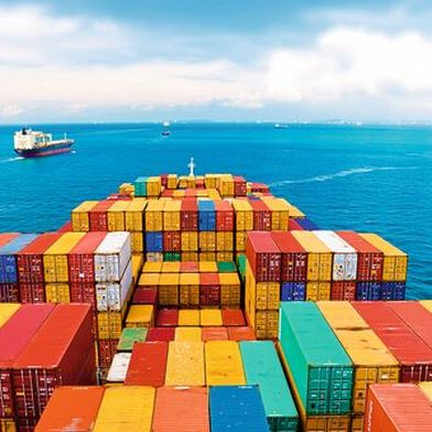 Die US-Zölle plagen die deutschen Unternehmen schon seit Monaten und der Hickhack geht weiter. Experten haben jetzt mal analysiert und verglichen, wie sich das Ganze auf das Exportgeschehen bisher ausgewirkt hat ... (Bild: © donvictori0 - stock.adobe.com)