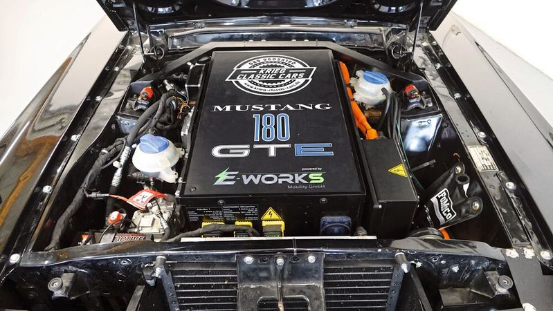 Bei Krieg Classics kann man seinen Mustang restaurieren lassen, so wie er einst das Werk verließ. Oder man lässt ihn zum E-Auto modifizieren... Bei Krieg Classics kann man seinen Mustang restaurieren lassen, so wie er einst das Werk verließ. Oder man lässt ihn zum E-Auto modifizieren...