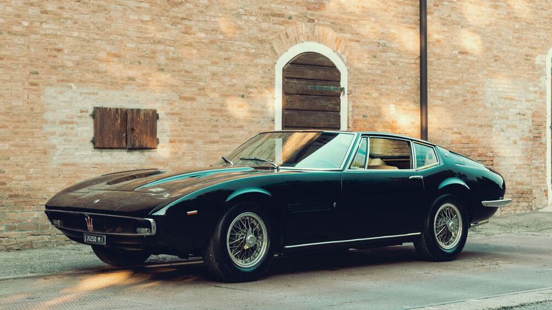 Den Ghibli fertigte Maserati von 1966 bis 1973 als Coupé und ab 1969 auch als Cabriolet. Das von Giorgio Giugiaro gestaltete Wagen gab Maserati vor allem wegen seiner attraktiven Karosserie einen Imageschub, der die Stellung des Unternehmens in Bezug auf seine Konkurrenten Ferrari und Lamborghini deutlich verbesserte. Die Modellbezeichnung Ghibli stammt von einem heißen Wüstenwind, der im Norden Afrikas weht. Mit diesem Themenbezug knüpfte Maserati an eine Tradition an, die 1963 mit dem Mistral begonnen hatte. (Bild: Maserati)