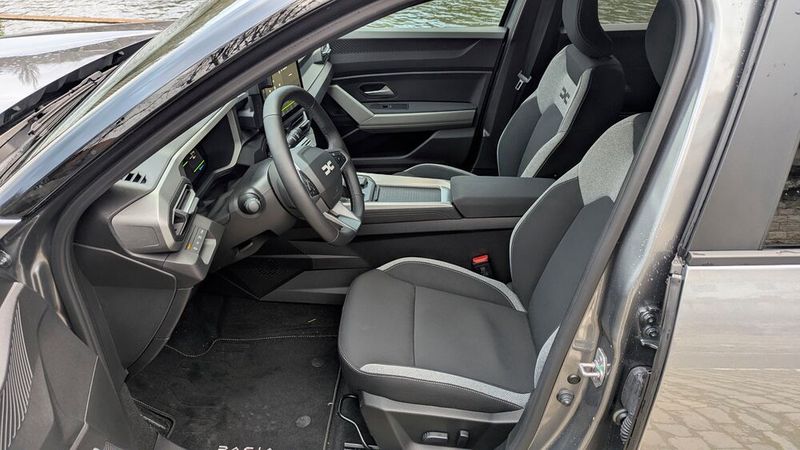 Bei Dacia wirkt der Innenraum mit seinen vielen Grautönen auf den ersten Blick etwas trister, allerdings haben sich die Designer bei vielen Details, etwa den Luftausströmern, sehr viel Mühe gegeben. (Bild: Rosenow – VCG)