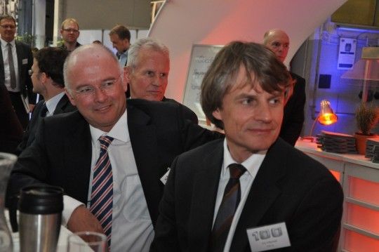 Unter den Gästen waren auch einige Mercedes-Händlerkollegen (v.l.): Jürgen Tauscher und Jörg Scharwald von der Fahrzeug-Werke Lueg AG. (Foto: Richter)