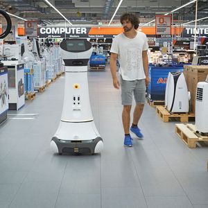 So wie beim Elektronik-Fachhandel „Saturn“ in Ingolstadt könnte der Serviceroboter Care-O-bot, entwickelt am Fraunhofer-IPA, künftig im Einzelhandel zum Einsatz kommen. 