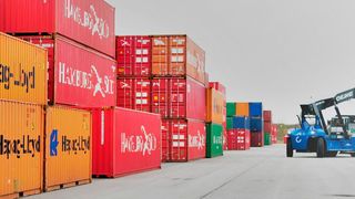 Rund 7000 verschiedene Fahrzeugteile von Audi, Volkswagen und Volkswagen Nutzfahrzeuge werden künftig nach Wilhelmshaven geliefert und jede Woche in 250 Container verpackt. (VW)