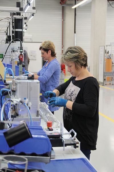 Rund 14 Mio. Euro investierte EBM Papst in den Neubau. Gebaut wurde nach einer unternehmensinternen Green-Tech-Leitlinie. Im Bild: Blick in die neue Produktion. (Bild: EBM Papst)