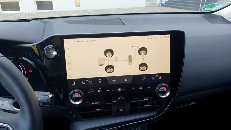 6. Die Bedienung: Während man beim Vorgänger das Multmediadisplay in der Mittelkonsole noch umständlich über ein frickeliges Touchpad bedienen musste, hat im neuen NX ein hochauflösendes, 14 Zoll großes Multimediasystem mit Touchscreen Einzug gehalten. Ein großer Pluspunkt.  (Bild: Mauritz/»kfz-betrieb«)