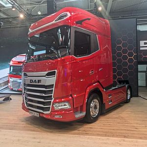 DAF hat seine Fahrzeug-Palette modernisiert und verspricht unter anderem drei Prozent Kraftstoff-Einsparung im Vergleich zu den bisherigen Modellen. (Bild:  Simon / VCG)